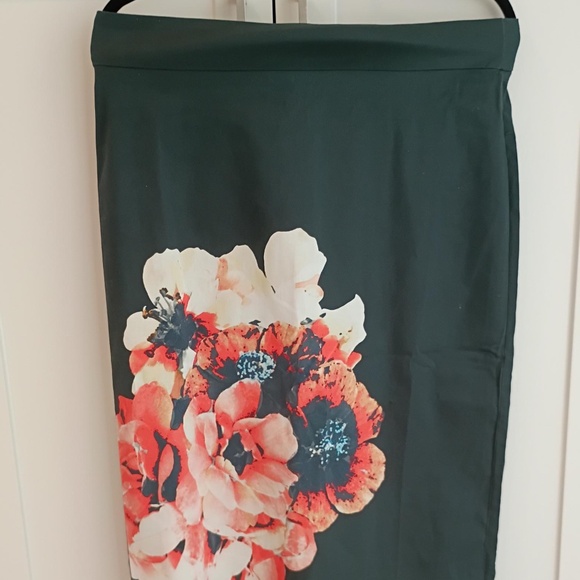 💋 Lovely Floral Navy Pencil Skirt *NWOT